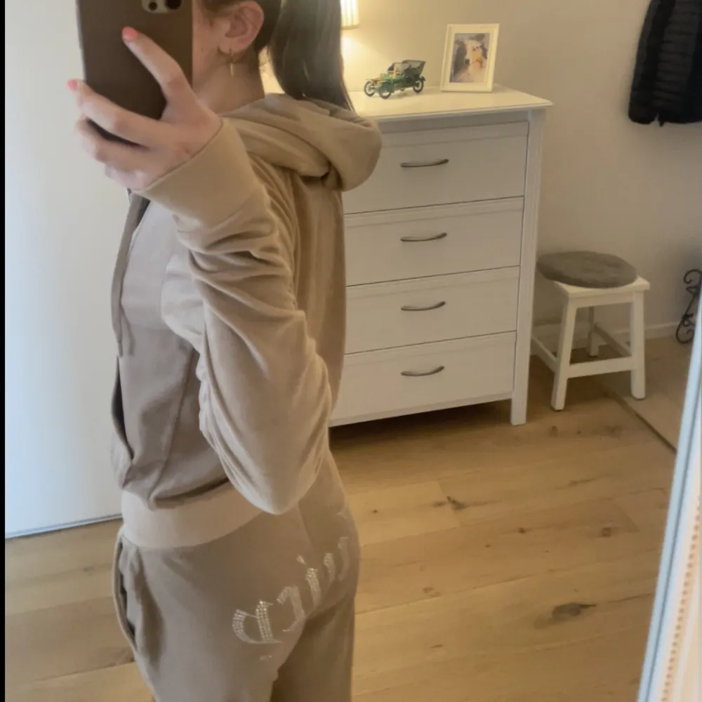 Säljer mitt fina fina juicy set 💞 Säljer pga att jag inte använder det längre. Jag är 166cm och de går ner till golvet till mig, de är Low Rise varianten. Ett nytt set kostar runt över 2000 så därför säljer jag mitt för 1000 😇. Hoodies.