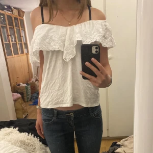 Off shoulder spets topp - Jättesöt vit festtopp från hm. Offsholder med spets. storlek M men passar även mindre. Kontakta mig vid intresse💕