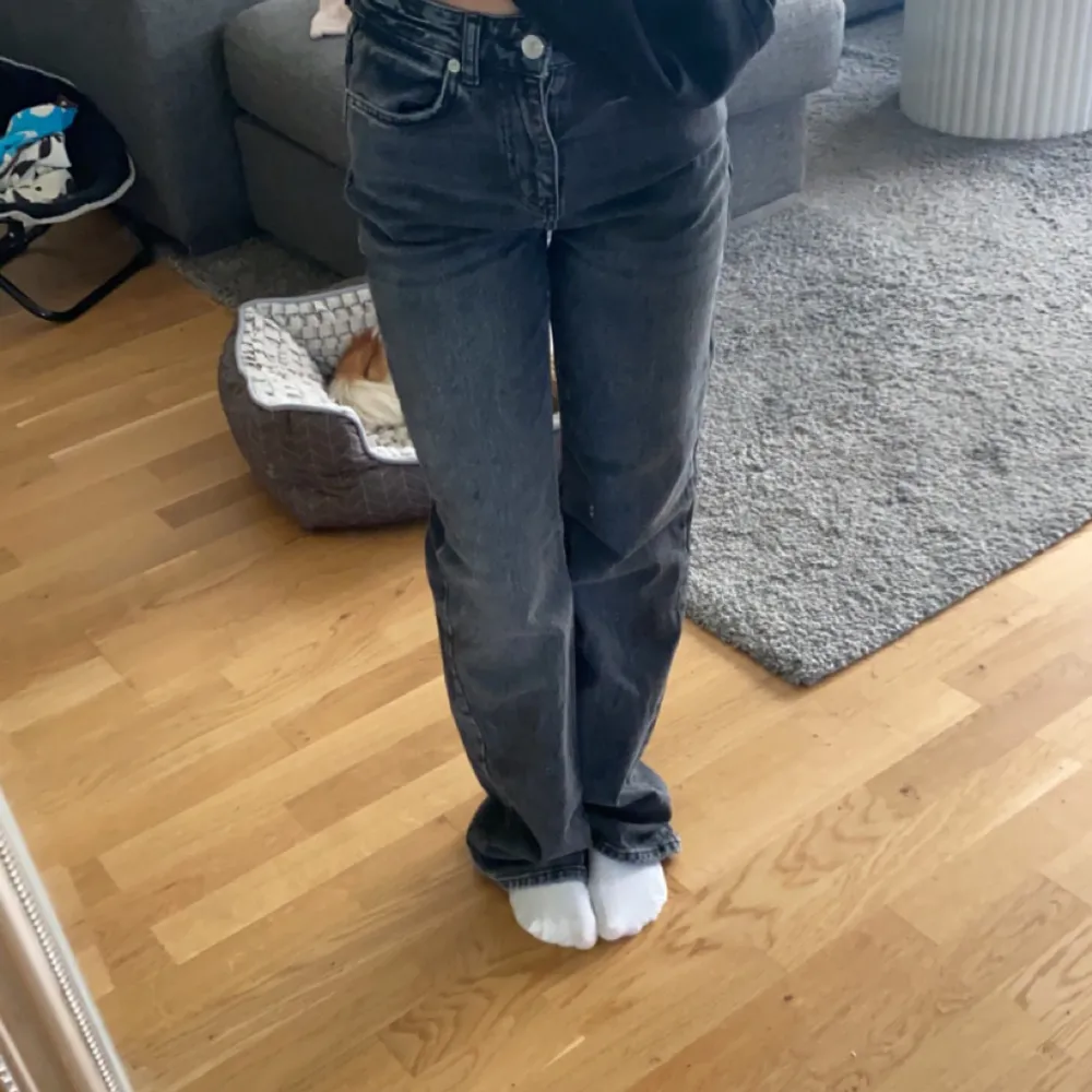 Mörkgråa flare jeans i storlek 34 som inte sitter jätte bra på mig så det är därför jag säljer dom!. Jeans & Byxor.
