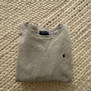 Polo ralph louren tröja  - Jag säljer min ralph louren tröja som endast använts ett fåtal gånger.  Väldigt fint chick.  Storlek xs💕
