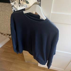 Säljer två tröjor från weekday som inte används längre. Den blåa tröjan är i storlek s och den gröna i xs. Köp båda för 100 eller en för 50