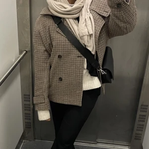 Arket kappa - Säljer denna fina arket kappa som jag köpte i höstas! Den är i super bra skick då jag knappt använt den. Jag köpte den för 1990kr på arket❤️‍🔥om ni har frågor är det bara att kontakta mig😊 (andra bilden är lånad)