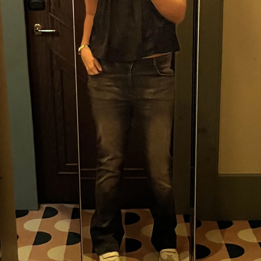 Jättefina bootcut jeans från ltb i modellen ”fallon”. Använda fåtal gånger. Perfekta i längden för mig som är 169 lång. Något små i storleken så passar mig som normalt är en s i jeans perfekt. Tvätten är svart/mörkgrå.. Jeans & Byxor.