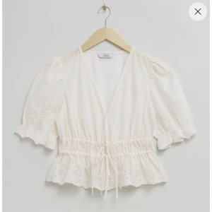 &other stories blus  - Vit &other stories blus bara använd inomhus 1-2 gånger så i perfekt skick. Storlek 34. Nypris 590kr! 💓