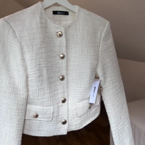 Jacka/kofta - En finjacka/kofta från Gina Tricot i färgen off white, aldrig använd så prislappen kvar💗Storlek 34