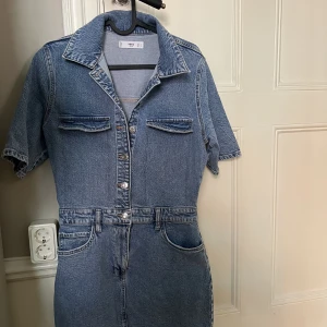 Jeans klänning - Snygg jeansklänning, använd 1 gång. Klänninge är i en storlek M, men skulle säga att den även passar en S🩷