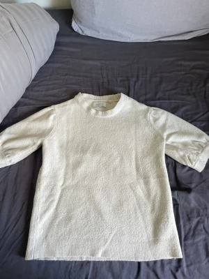 Stickad T-shirt  - Snygg stickad t-shirt. Bra skick. Passar mig som har S 