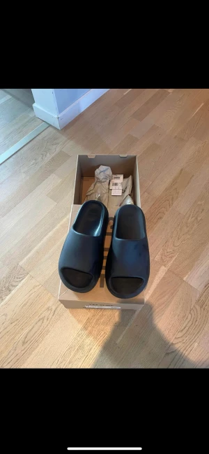 Yeezy slides  - Helt nya, knappt använda. Nypris vet inte exakt. Men mitt pris är 1000kr Storlek 43