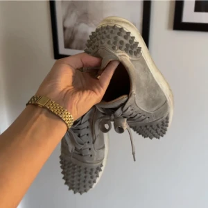 Gråa Christian Louboutins - Christian Louboutins i fint skick.  säljer för 3200kr  Storlek 39. Sulan tvättas innan de skickas såklart🌟🌟 Box dustbag och alla tillbehör kommer med i köpet. 