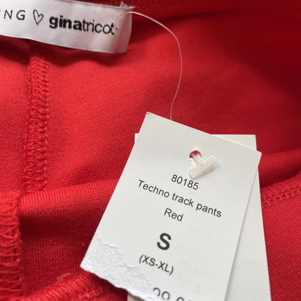 Säljer dessa oanvända byxorna med prislappen på från Gina tricot Köparen står för frakt . Jeans & Byxor.