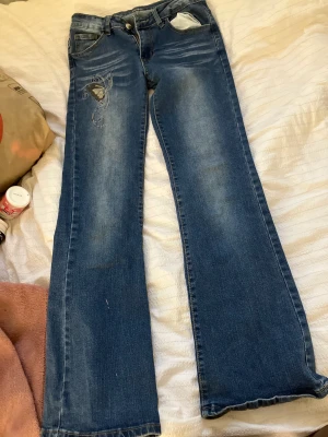 Low waist flare jeans - Ett år sen köpte jag den men de e fin o bra och är i bra kondition 