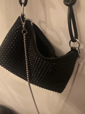 Glittrig väska  - supersöt väska som tyvärr ej kommit till användning. Helt nyskick🙌🏼använd gärna köp nu! Köparen står för frakt💓💓💓