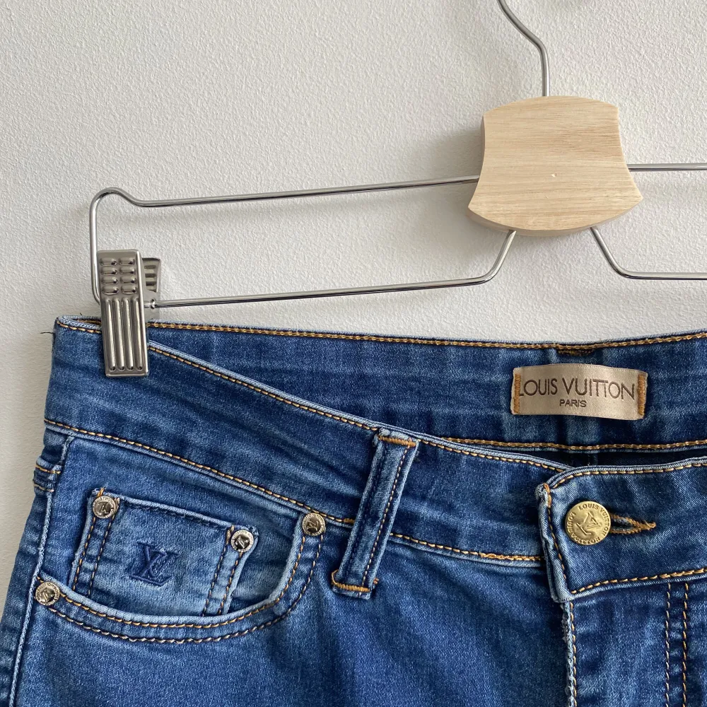 Blåa jeans i en rak modell med ”Sten” detaljer på bakfickorna och även en brodyr på framfickan 💞 (ej äkta) Står storlek 34 men passar även 36/38  Mått: midja-80cm ytterbenlängd-95 midjehöjd-28 Fint skick (saknar några stenar på bakfickan syns på bild) 💞. Jeans & Byxor.