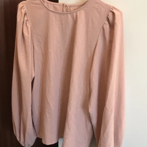 Topp - Topp från Nelly, bra skick. Säljer pga för liten.