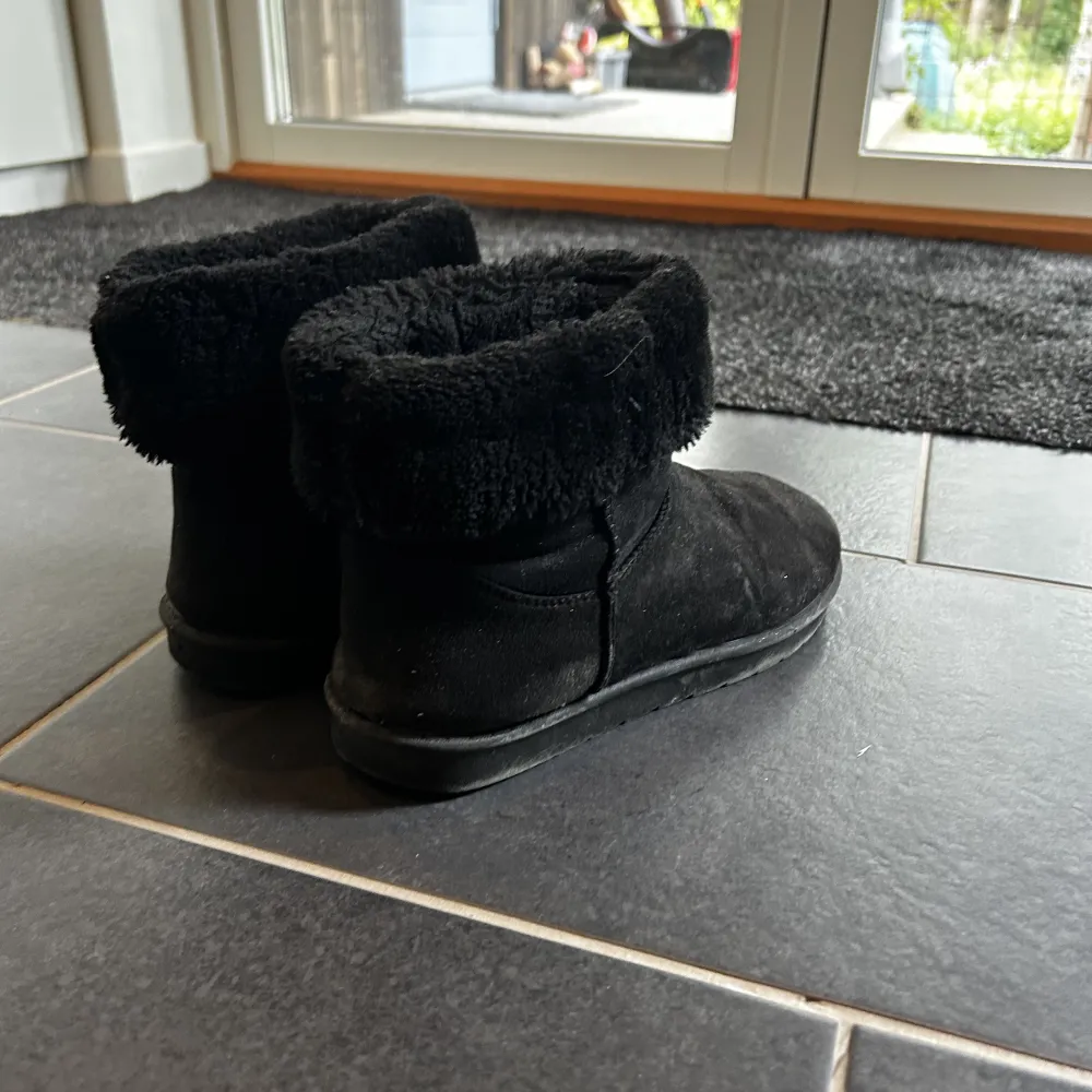 Säljer dessa jätte sköna fake uggsen då jag köpt nya vinter skor, bra använda men fortfarande bra skick, lite smutsiga men det är inget som inte går att ta bort🩷. Skor.