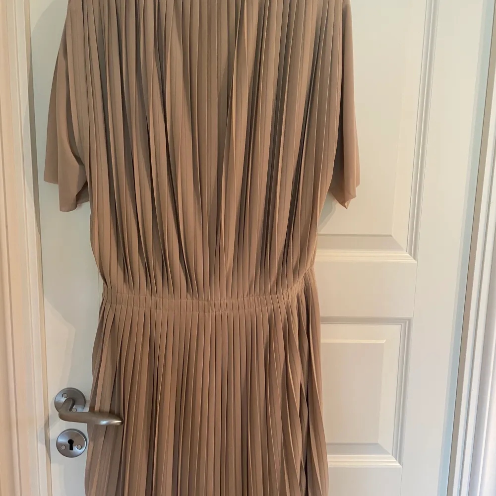 Helt NY oanvänd Filippa K pleated dress stl M. Säljes pga av att den inte passar. Superfin! Nypris 2500kr. Klänningar.