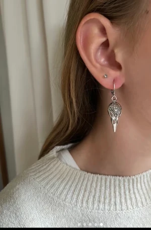 Stockholmsstil örhängen! - Säljer superfina smycken jag har gjort själv! Dom på bilden finns det flera i lager av! Dom kostar 30kr + frakt! Har flera edblad-dupes också💗