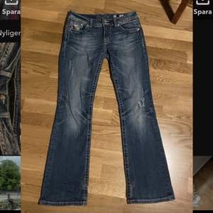 miss me jeans i storlek 29! dessa är lågmidjade och verkligen jätteifna på , de e bottcut! buda på jeansen!!