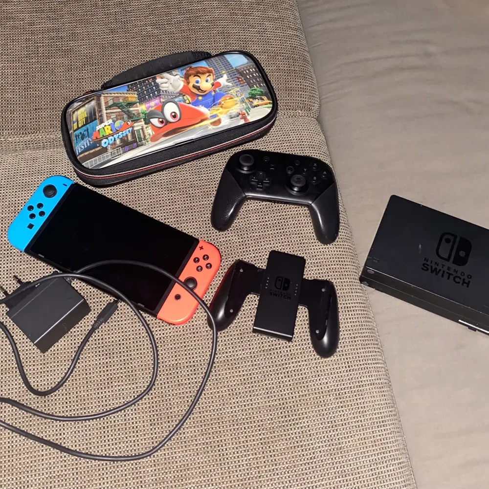 Sällan använt Nintendo switch med en pro kontroll samt ett fodral (pris kan diskuteras). Övrigt.