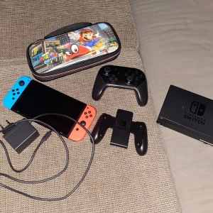 Nintendo switch med tillbehör  - Sällan använt Nintendo switch med en pro kontroll samt ett fodral (pris kan diskuteras)