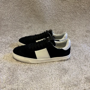 Valentino Flycrew - Valentino Flycrew, EU 42 (passar 42-43). Toppen skick (avgör själv), alla nitar kvar. Det som ingår är skor, box och dust bags. Köp nu för 5000 kr. Kontakta mig vid frågor eller funderingar!