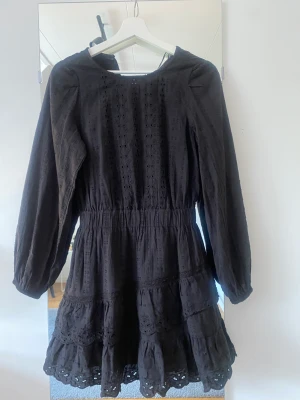 Zara klänning - Säljer denna klänning från zara. Aldrig använd och prislappen är kvar. 💙