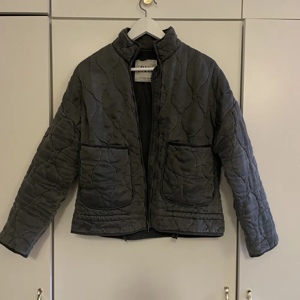 Säljer denna jättefina gråa Zara jackan i storlek XS, men passar en S då den är oversized. Jackor.