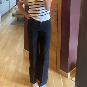 Svarta kostymbyxor  - Svarta kostymbyxor från Bershka u storlek 34💕endast testade så i nyskick!