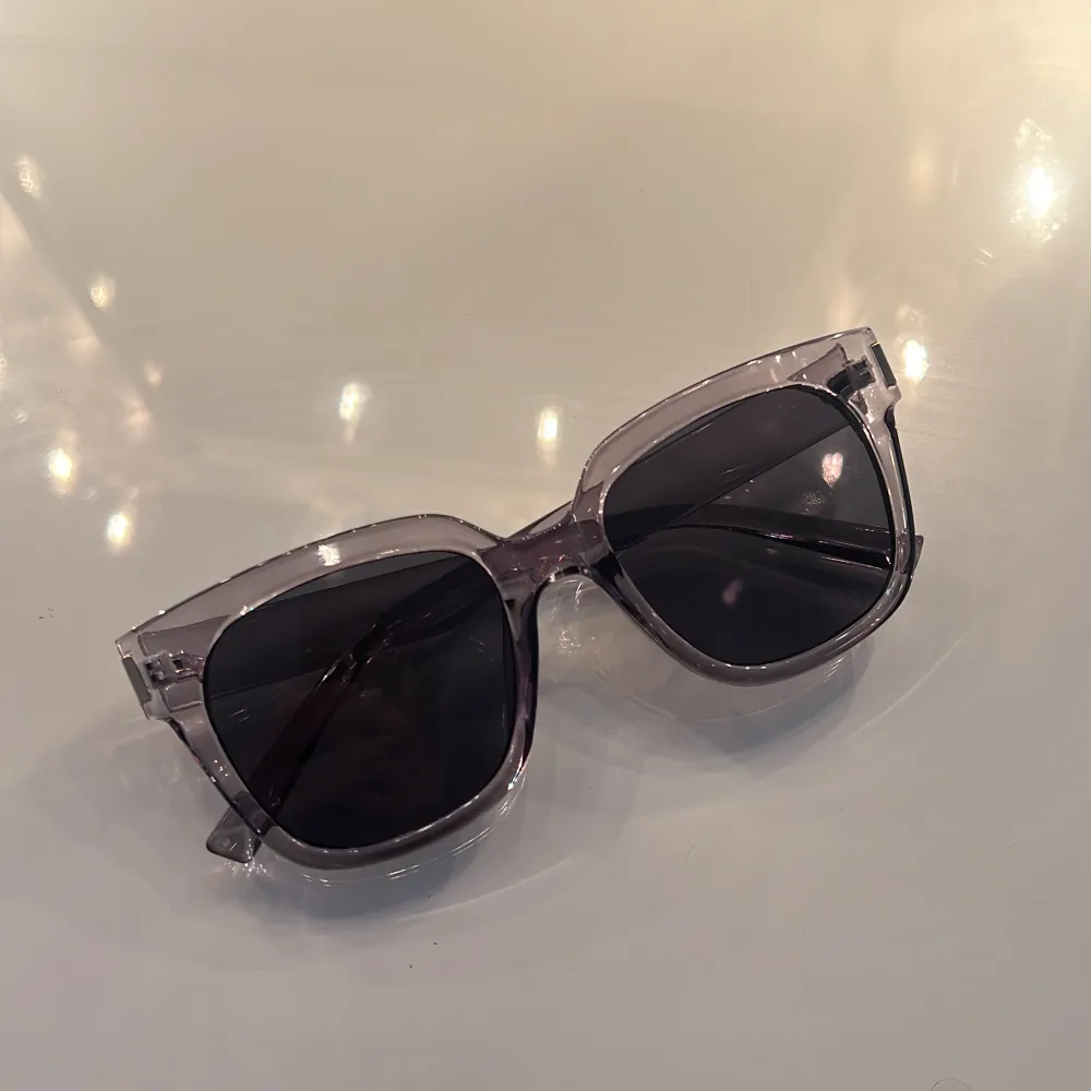 Säljer dessa grå/genomskinliga solglasögon som liknar chimi. Aldrig använda. 40kr+ frakt!! 💕. Accessoarer.