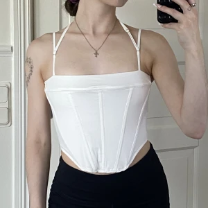 Korsett  - Vit korsett från ohpolly i storlek 8/S. Använd enstaka tillfällen så i mycket bra skick. Säljer för 200 kr plus frakt. 💖