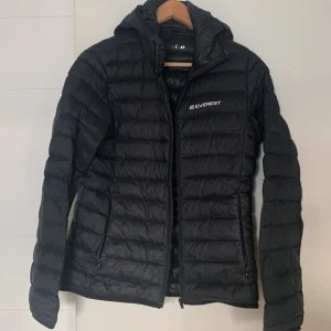 Jacka med luva  - Skön höstjacka. Passar storlek 36/38. 