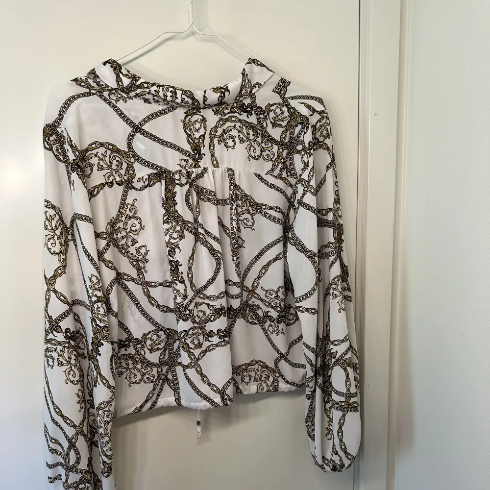 Vit blus med mönster från Gina tricot stl M, använd fåtal gånger. Puserot.