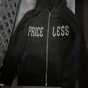 Priceless rhinestone ziphoodie - Riktigt skön svart rhinestone zip-hoodie. Passar både män och kvinnor. Säljer den då jag har en till i en annan färg och jag inte längre använder denna, det är nästintill nyskick!! Storlek M.