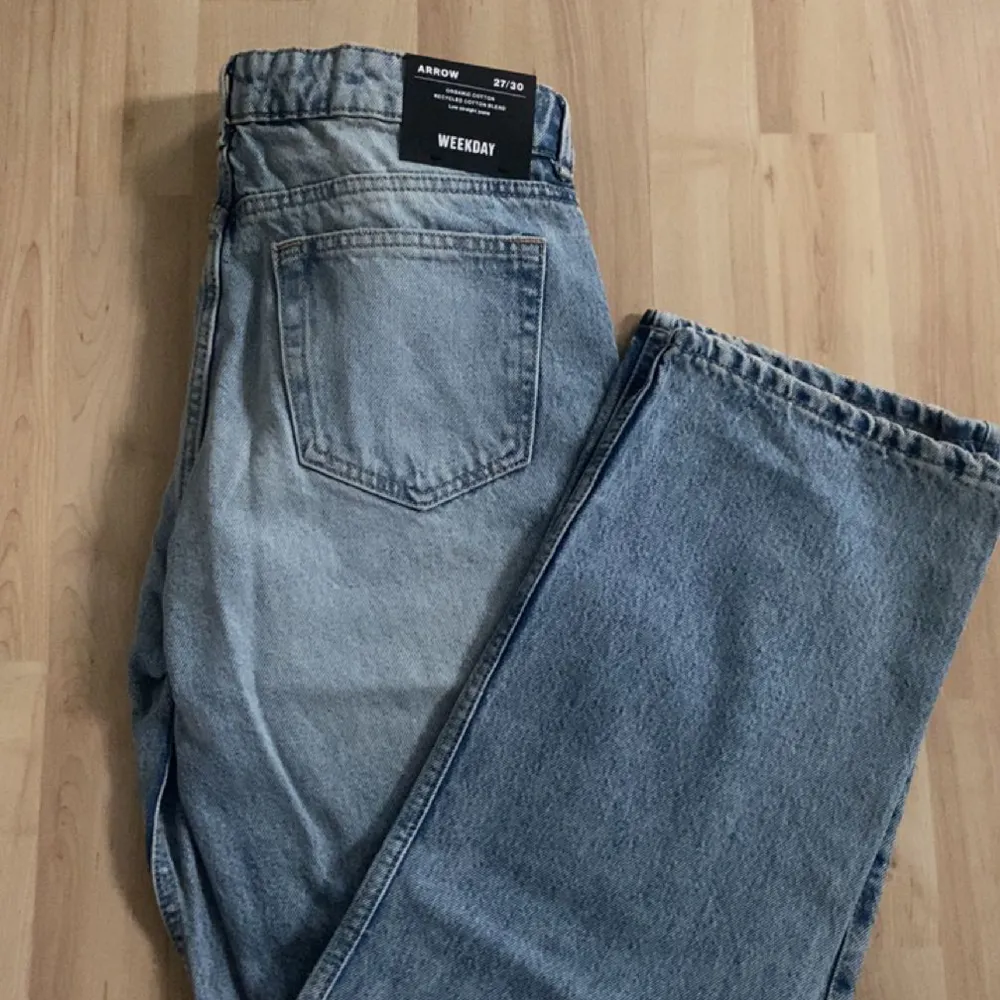 Säljer dessa populära Low waist Jensen från weekday! Jensen är i storlek 27/30 och Säljer på grund av att jag köpte i fel storlek💓 Skriv om du är intresserad! Köpare står för frakt❤️ordinarie pris 590kr säljer för 150+ frakt. Jeans & Byxor.