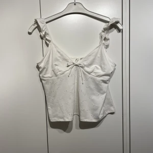 Fint linne💕 - Ett linne från H&M som jag använt några gånger. Säljer pga att jag inte använder det längre!💕