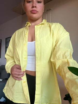 gul oversize skjorta - Kan styleas på många olika sätt. 