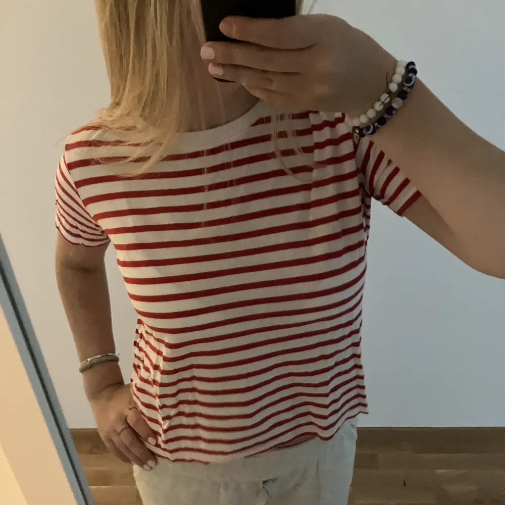 fin tröja som inte använts längre därför det inte riktigt är min stil! inte nopprig ❤️🔥❤️🔥 . T-paidat.