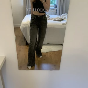 Oversized jeans - Mörkgråa oversized jeans från gina tricot. (Boyfriend jeans om jag minns rätt?)☺️ storlek 32, men jag hade 34 i vanliga fall när dessa passade mig.