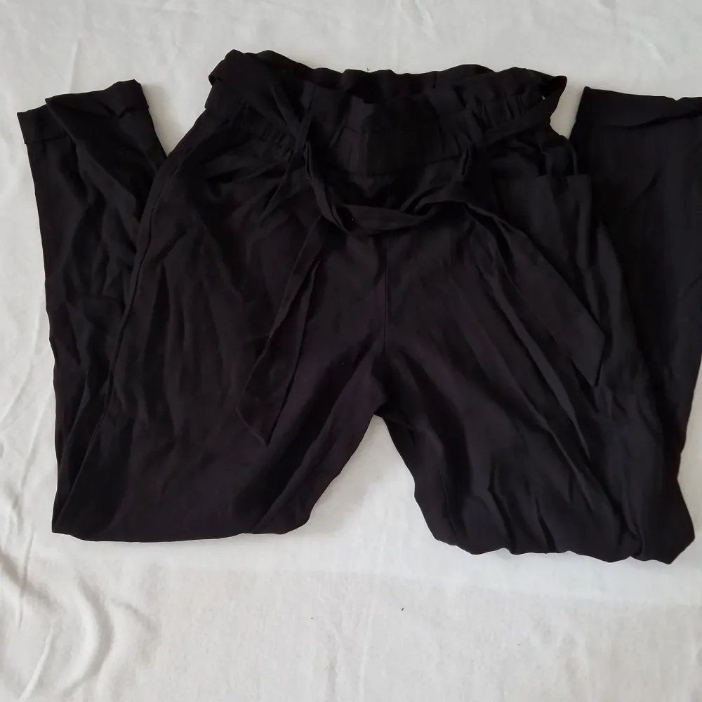 Fina svarta kostymbyxor från Zara i storlek XS. Knytband i midjan. Uppvik på benen. Jeans & Byxor.