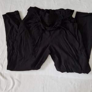 Fina svarta kostymbyxor från Zara i storlek XS. Knytband i midjan. Uppvik på benen