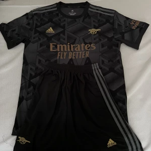 Arsenal X adidas set  - Säljer arsenal fotbollströja och shorts från unisports säljs pga att den inte används strl L men passar M också 