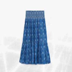 Super fin och trendig lång kjol från zara, köpt förra sommaren. Använd några få gånger, men inga tecken på användning. Materialet är mycket stretchigt så passar både xs/s/m💘💘MÖTS ENDAST UPP 