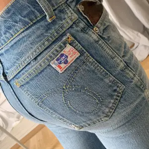 Säljer dessa snygga jeans då dom tyvärr är för små. Skulle säga dom passar xxs/xs. Dom är uppsprätta nere vid benen så dom passar någon upp till 165. Dom går upp till naveln så mid waisted 