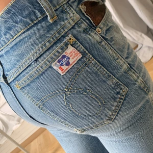 Snygga jeans  - Säljer dessa snygga jeans då dom tyvärr är för små. Skulle säga dom passar xxs/xs. Dom är uppsprätta nere vid benen så dom passar någon upp till 165. Dom går upp till naveln så mid waisted 