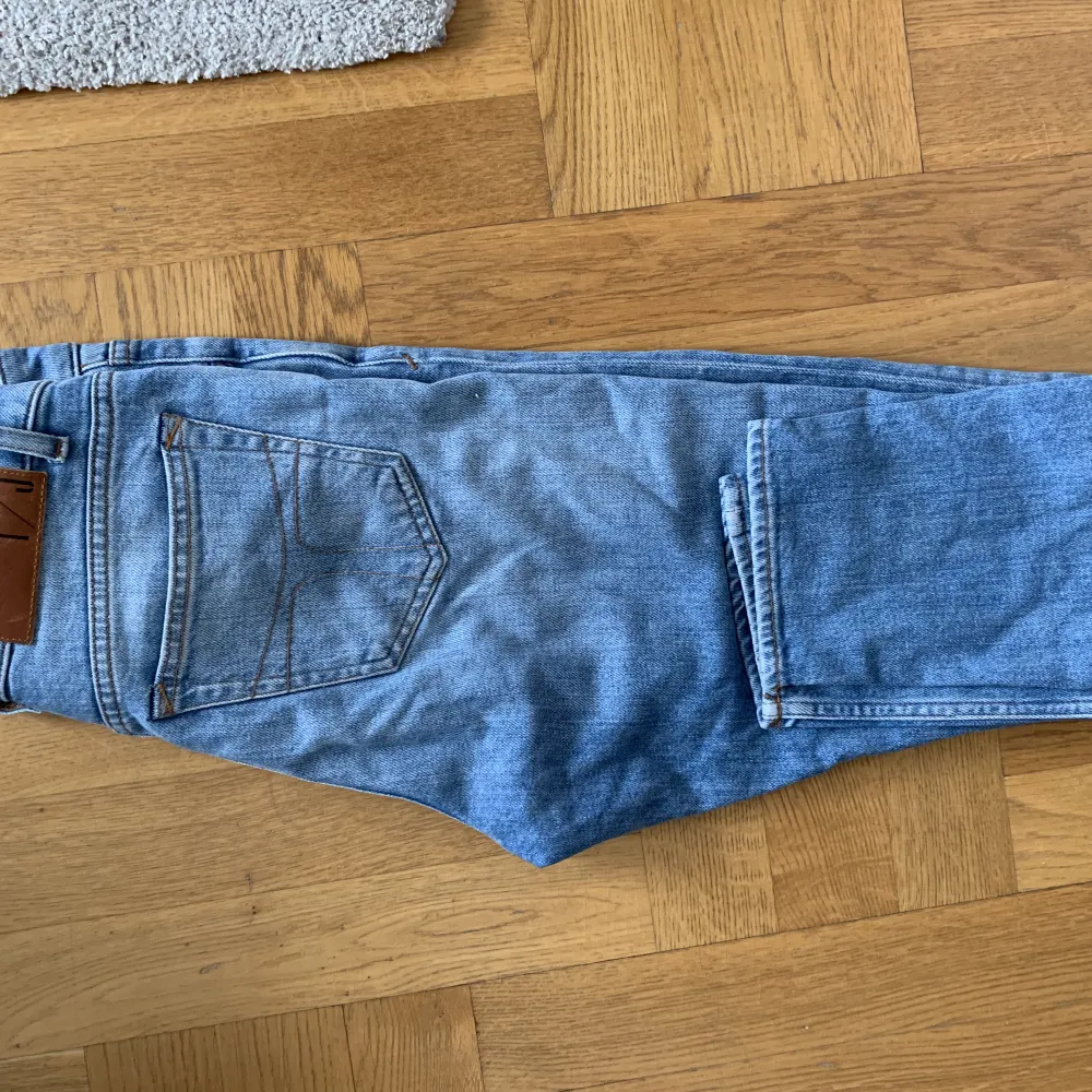 Jeans från tiger of Sweden. Mom jeans modell, men skulle säga att de är lite mer slim. Storlek 26/30. Köpta för 1500kr. . Jeans & Byxor.