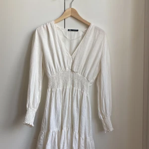V ringad zara klänning💕 - Säljer denna fina v ringade zara klänningen då den inte används💕 Köpt sommaren 22 men har nästan aldrig används då jag inte gillar hur den sitter på mig💕 Storlek xs men passar S också💗