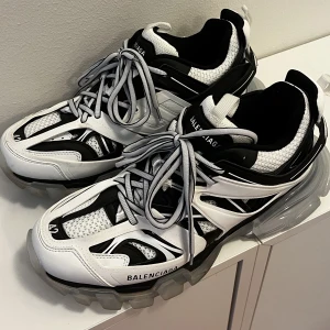 Balenciaga Track - Svarta/Vita Balenciaga Track i storlek 42. Säljes då min sambo enbart använt de en gång. (Box och dustbag ingår)