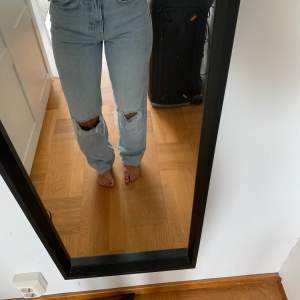 Jeans från Ginatricot i modellen ”90s high waist jeans”. Storlek 34. Använda några få gånger. Köpta för 599kr. 