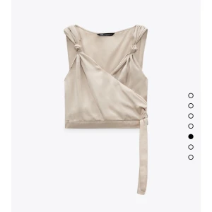 Topp - Sjukt snygg och festlig topp/blus!!! Så fint tyg och färg🥰