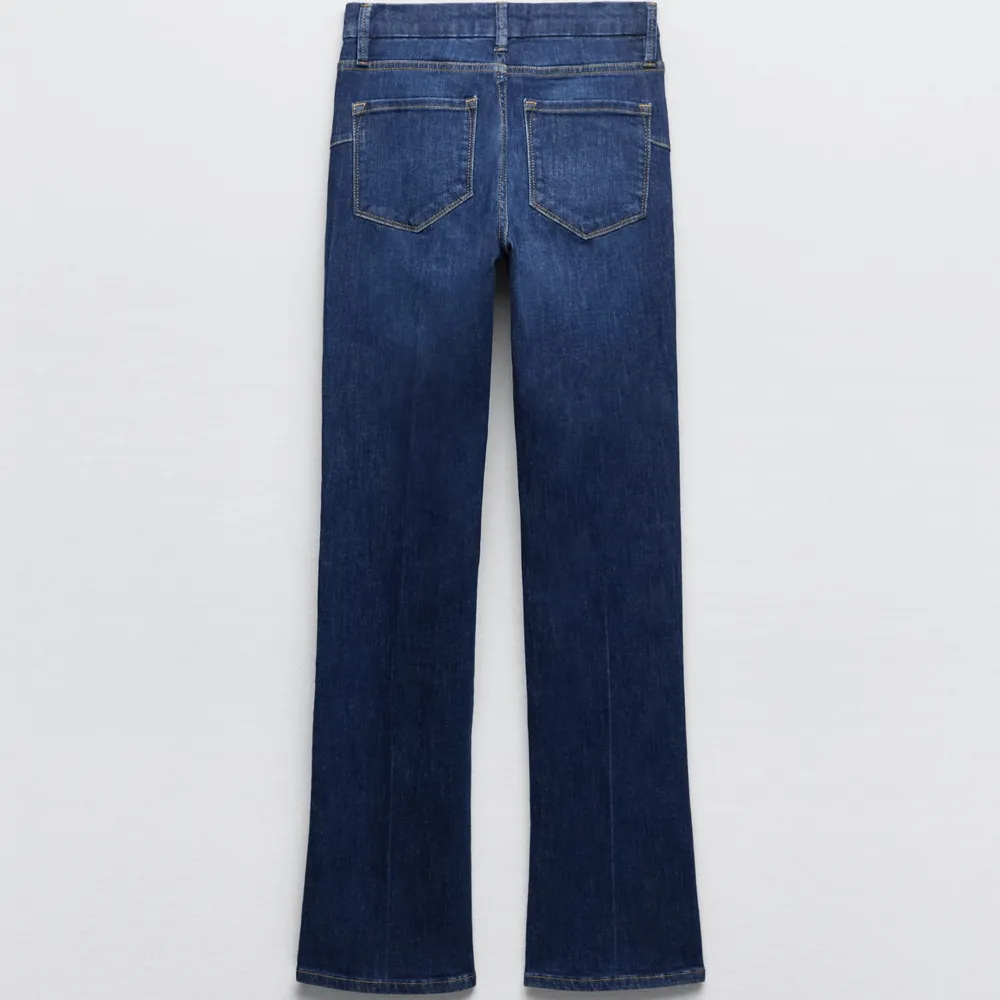 Super bekväma mörkblå bootcut jeans ifrån zara i storlek 32. Säljer då jag har massor jeans och har ändast använt dessa 3 gånger. 💘 . Jeans & Byxor.